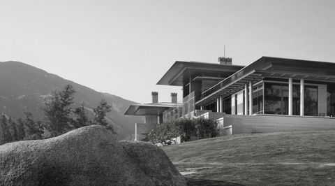 black and white image of a private residence in the peak, hong kong of a contemporary home