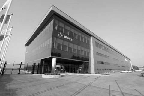 Outdoor image in black and white of a FBO airport lounge site that had artwork commissioned by Artelier called RIZON JET FBO in London, UK