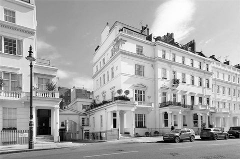 outdoor image of queen annes gate residence in london, uk