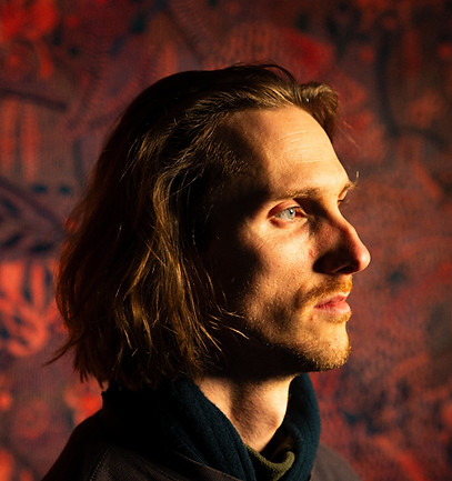 Portrait of artist Thomas Allen for Artelier interview